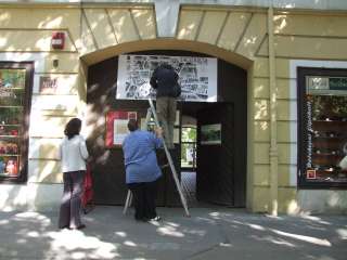 2011.09.23. Madártávlati kép kirakása a Múzeum bejárata fölé 4.JPG