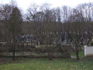 2014.03.04. Cserháti iskolások (10.d) a Zsidó temetőnél 15.JPG