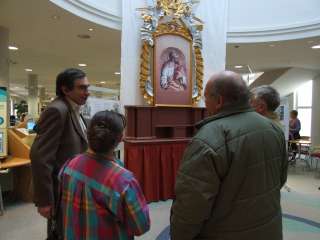 A felújított oltárt bemutató beszélgetés egy csoportja.JPG