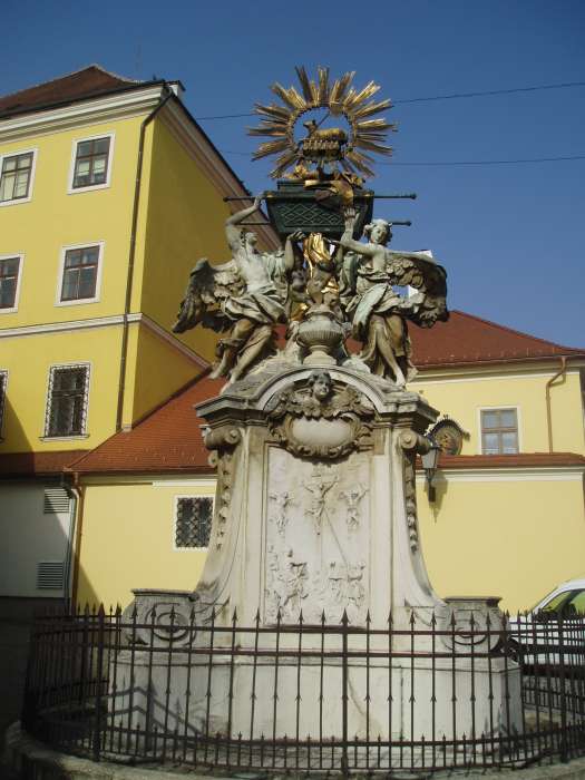 Győr, Gutenberg tér. Frigyláda.jpg