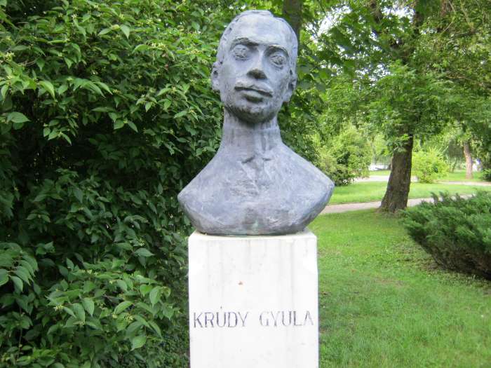 Nyíregyháza-Sóstó, Park: Krúdy Gyula szobra.jpg Nyíregyháza-Sóstó, Park: Krúdy Gyula szobra.jpg