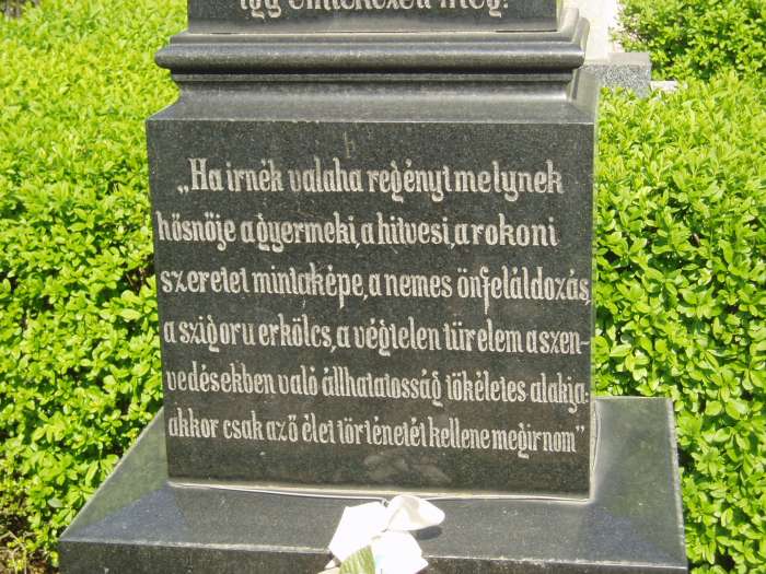 Pápa, Alsóvárosi temető: Vály Mari sírja 2.kép.jpg