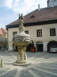 Sopron, Orsolya tér. Mária-kút.jpg