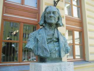 Sopron, Széchenyi tér 15.előtt. Liszt Ferenc szobra.jpg