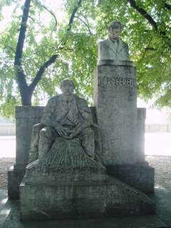 Szeged, Roosevelt tér: Móra Ferenc emlékműve.jpg
