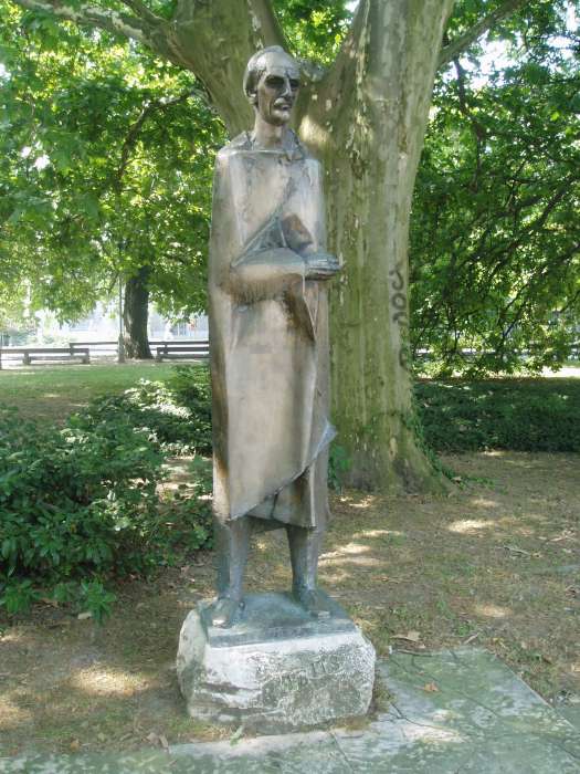Szekszárd, Sétakert: Babits Mihály szobra.jpg Szekszárd, Sétakert: Babits Mihály szobra.jpg