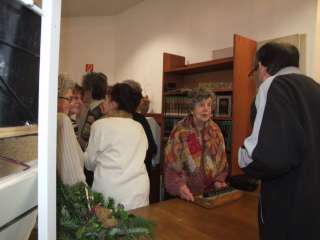 2011.12.10. Könyvtár a Sugár út 3-ban - Kiállítás-megnyitó és beszélgetés 003.jpg