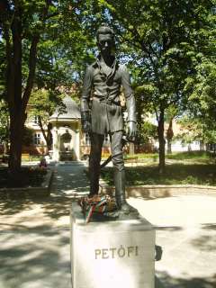 Gyula, Petőfi tér Petőfi szobor.jpg Gyula, Petőfi tér Petőfi szobor.jpg