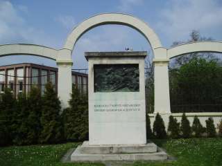 Pápa, Esterházy út: Pápai 7-es huszárok emlékműve.jpg Pápa, Esterházy út: Pápai 7-es huszárok emlékműve.jpg