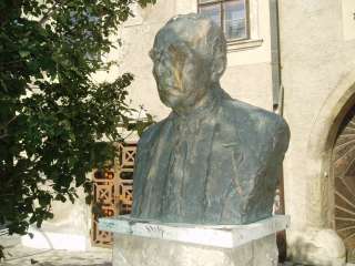 Sopron, Festő köz 7. előtt Soproni Horváth J. szobra.jpg Sopron, Festő köz 7. előtt Soproni Horváth J. szobra.jpg