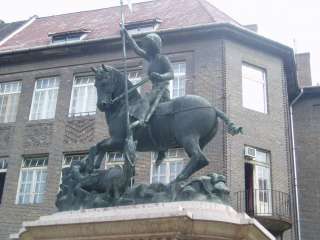 Szeged, Rerrich tér: Sárkányölő Szent György.jpg Szeged, Rerrich tér: Sárkányölő Szent György.jpg